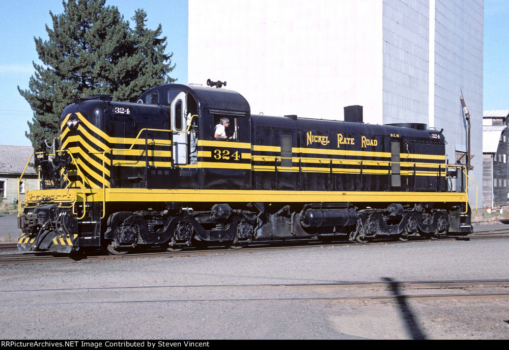 Doyle's NKP painted RSD5 DLMX #324 switches the historic Dallas sawmill 